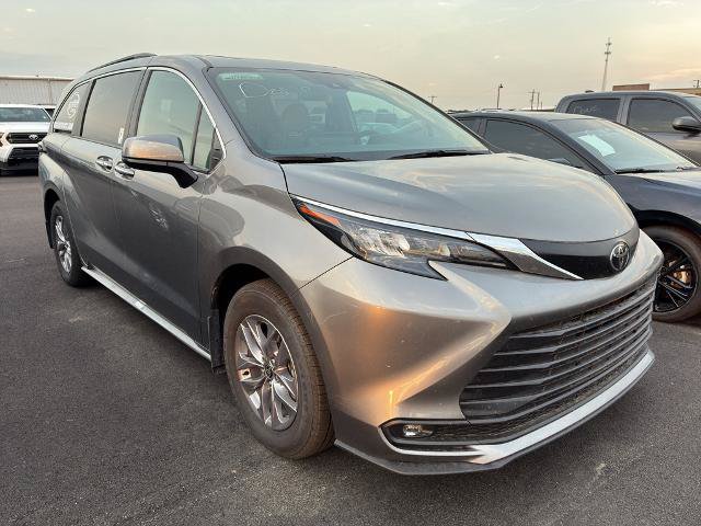 Used 2026 Toyota Sienna XLE FWD image 2