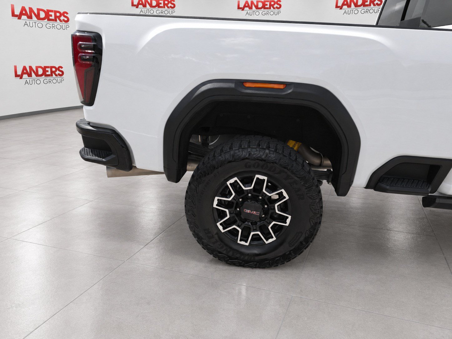 Used 2025 GMC Sierra 2500 AT4X AWD/4WD image 9