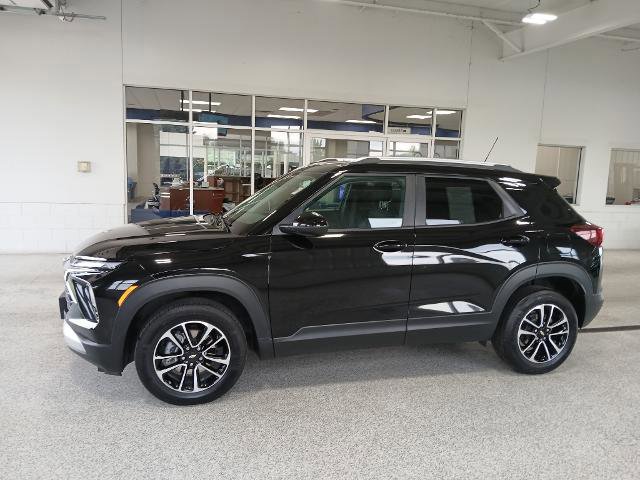 Used 2025 Chevrolet TrailBlazer LT image 2