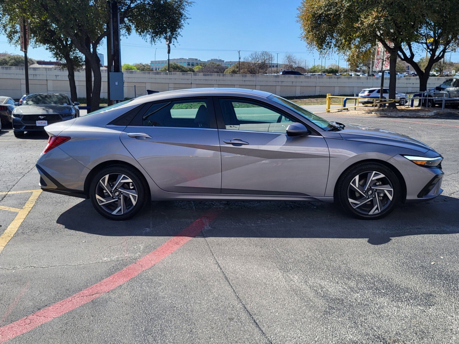 Used 2025 Hyundai Elantra SEL image 2