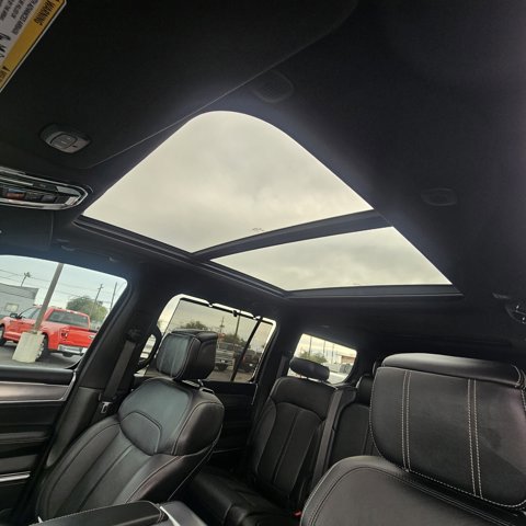 Used 2023 Jeep Grand Wagoneer 4WD w/ Flexible Seating Group image 10