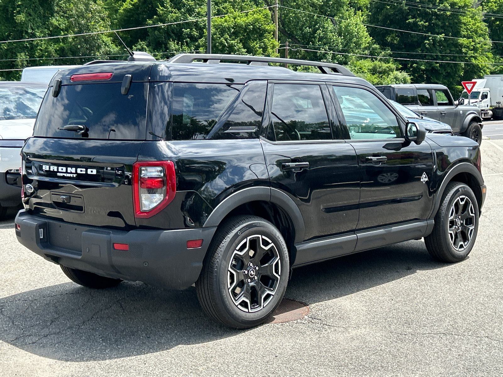Certified 2025 Ford Bronco Sport Outer Banks w/ Outer Banks Tech Package+ AWD/4WD image 2