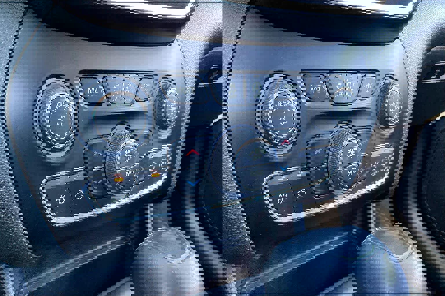 Used 2019 Jeep Cherokee Trailhawk w/ Cold Weather Group image 34