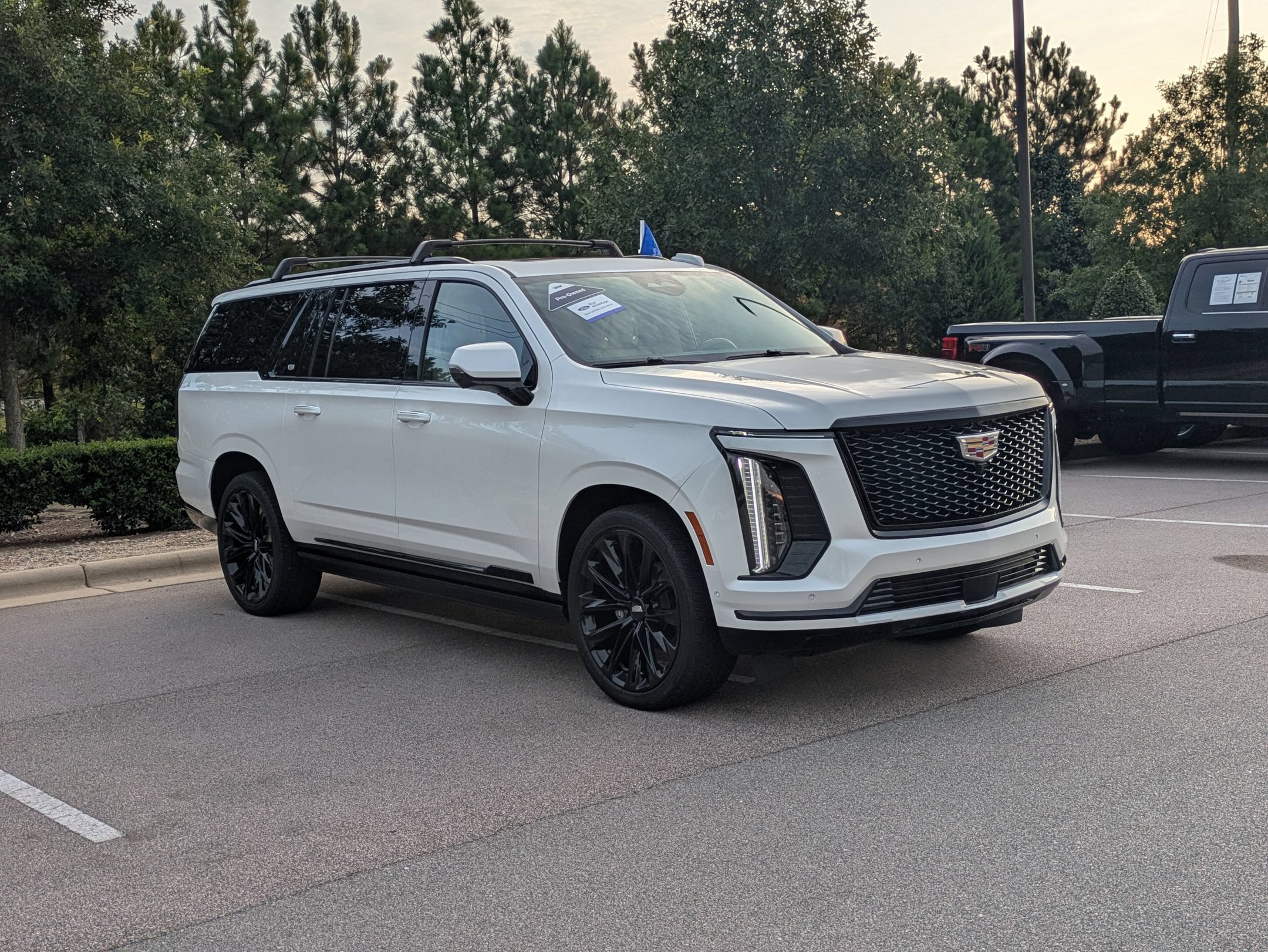 Used 2025 Cadillac Escalade ESV Sport Platinum AWD/4WD image 2