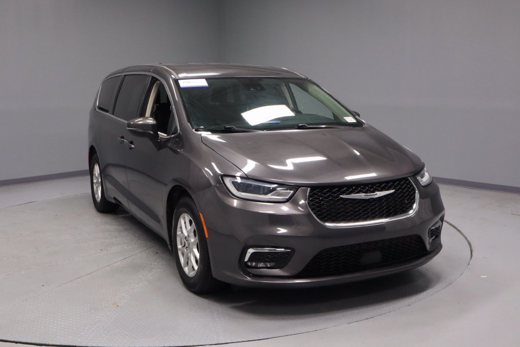 Used 2023 Chrysler Pacifica Touring-L FWD image 1