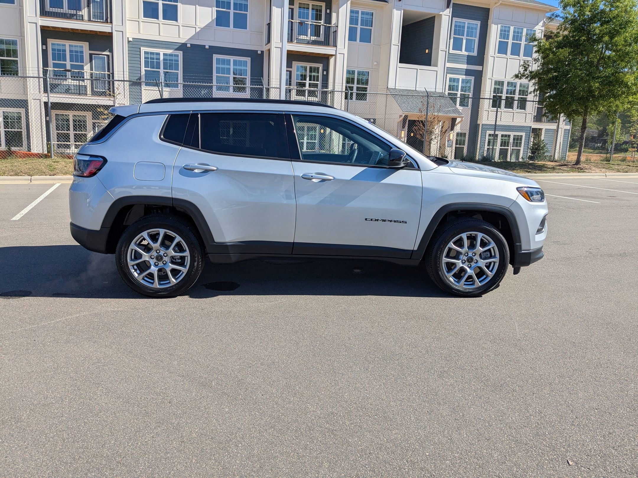 Used 2025 Jeep Compass Latitude AWD/4WD image 3