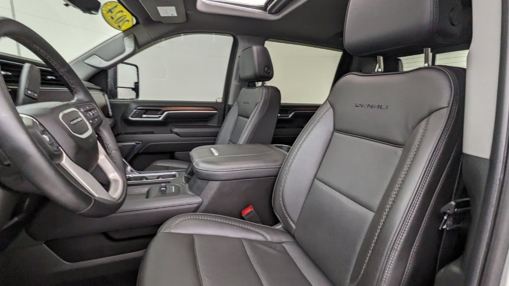 Used 2024 GMC Sierra 2500 Denali w/ Technology Package AWD/4WD image 2