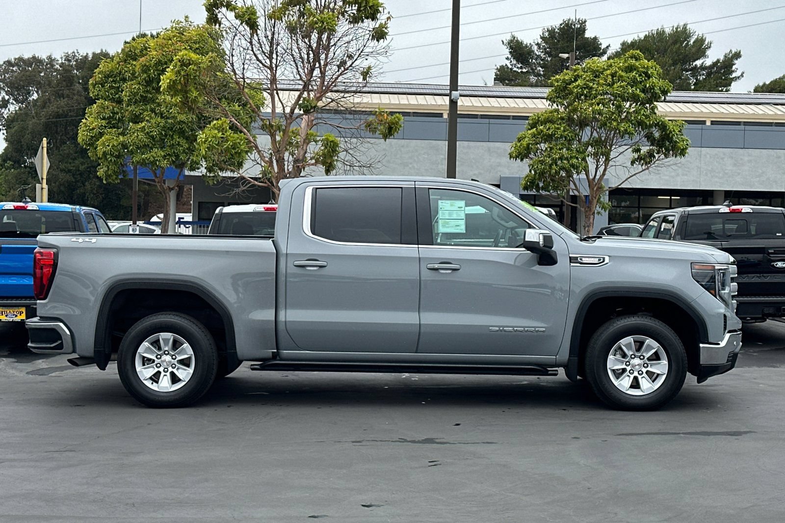 Used 2025 GMC Sierra 1500 SLE w/ Preferred Package AWD/4WD image 4