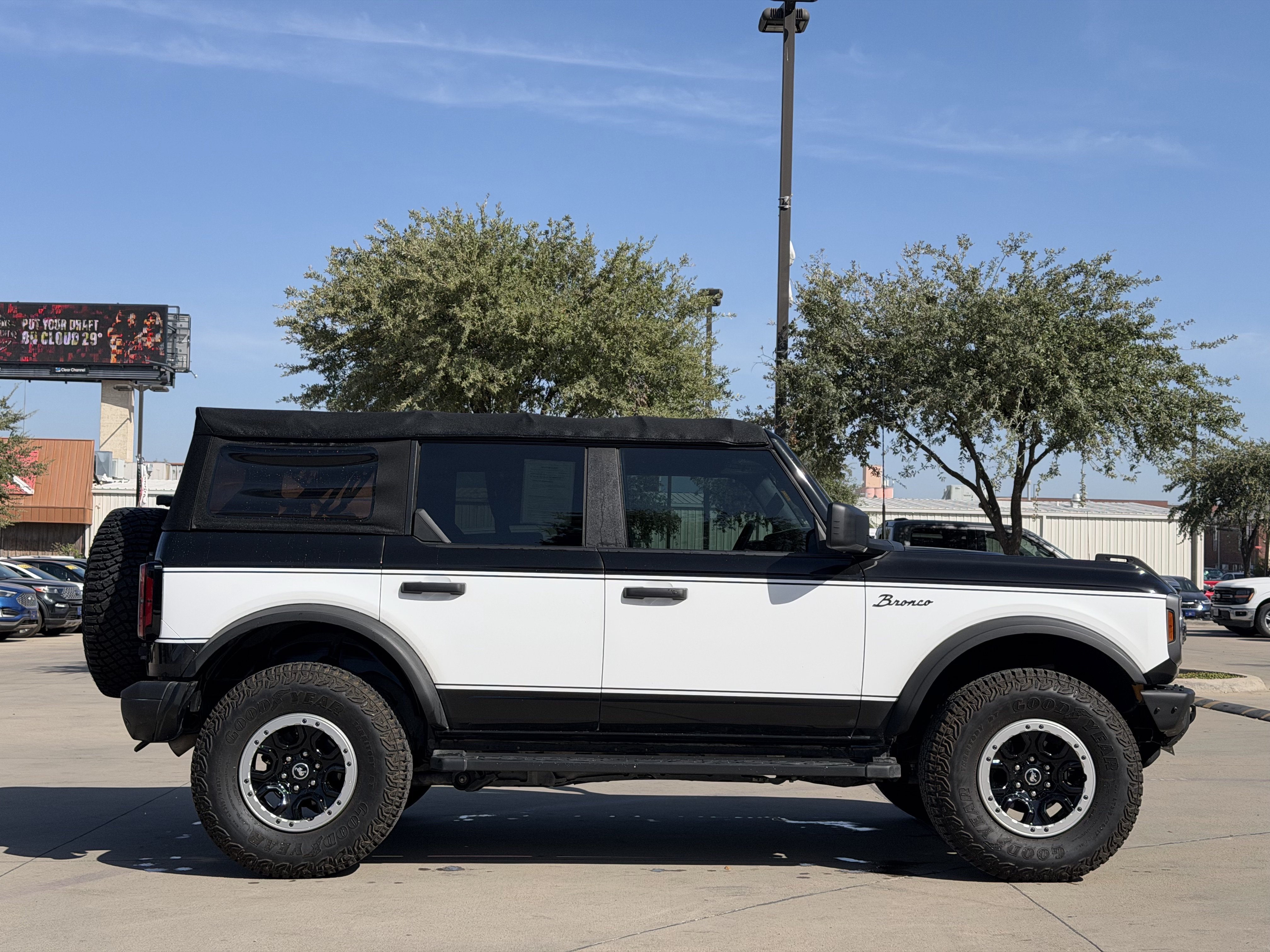 Certified 2022 Ford Bronco Badlands w/ Sasquatch Package AWD/4WD image 3