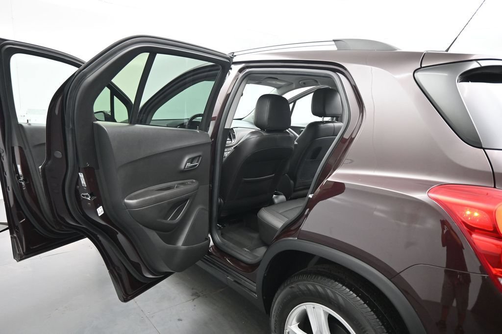Used 2020 Chevrolet Trax LT w/ LT Convenience Package FWD image 15