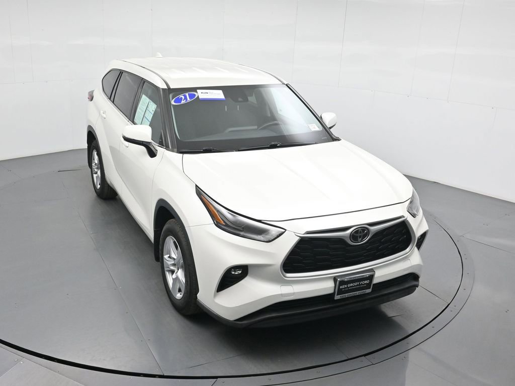 Used 2021 Toyota Highlander LE image 3