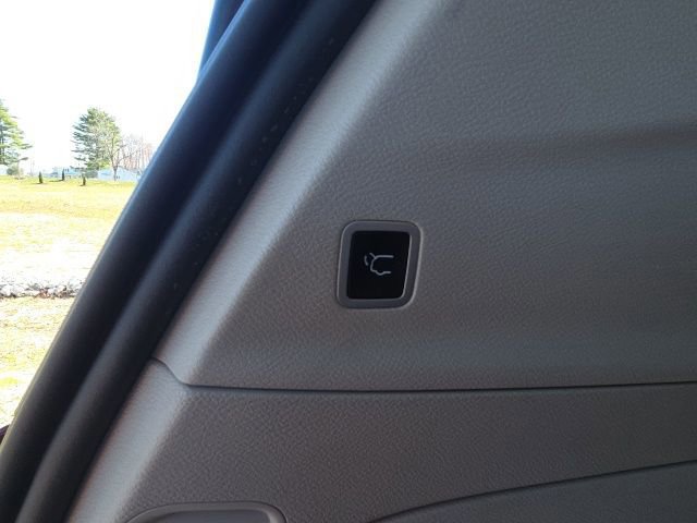 Used 2023 Chrysler Pacifica Touring-L image 15