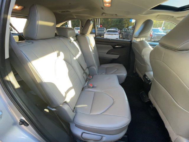 Used 2024 Toyota Highlander XLE AWD/4WD image 36