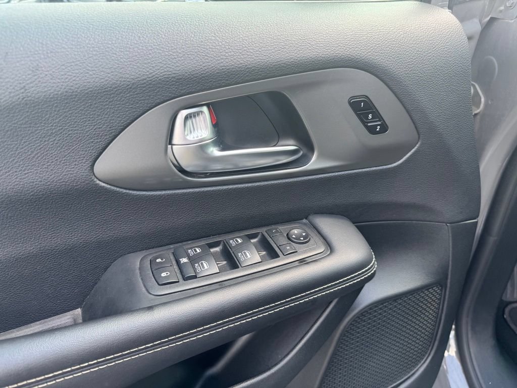 Used 2025 Chrysler Pacifica Select FWD image 3
