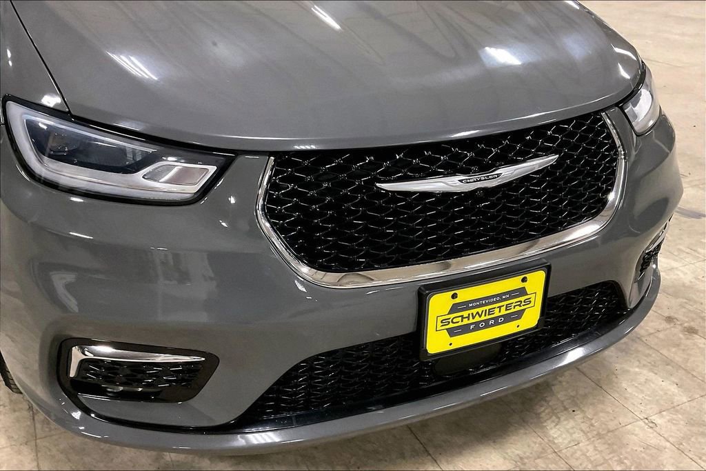 Used 2023 Chrysler Pacifica Limited image 30