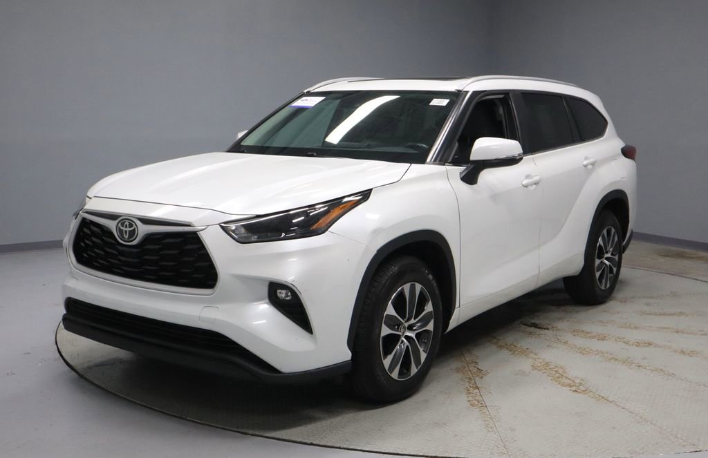 Used 2023 Toyota Highlander XLE FWD image 6
