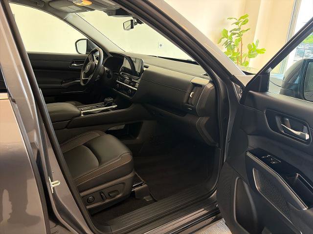 Used 2023 Nissan Pathfinder SL w/ Cargo Package FWD image 6