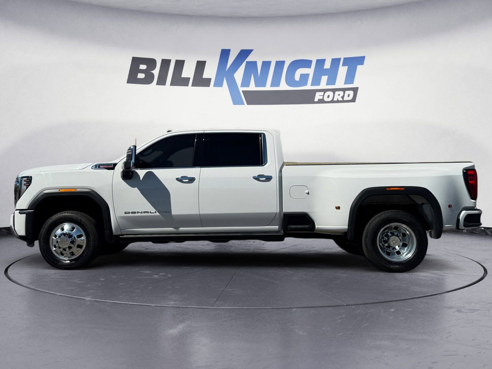 Used 2024 GMC Sierra 3500 Denali w/ Denali Reserve Package AWD/4WD image 2