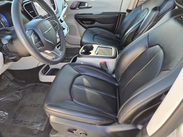 Used 2024 Chrysler Pacifica Touring-L FWD image 31