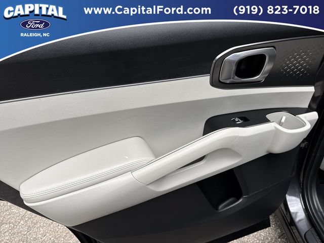 Used 2022 Kia Sorento EX w/ Panoramic Sunroof Package FWD image 17