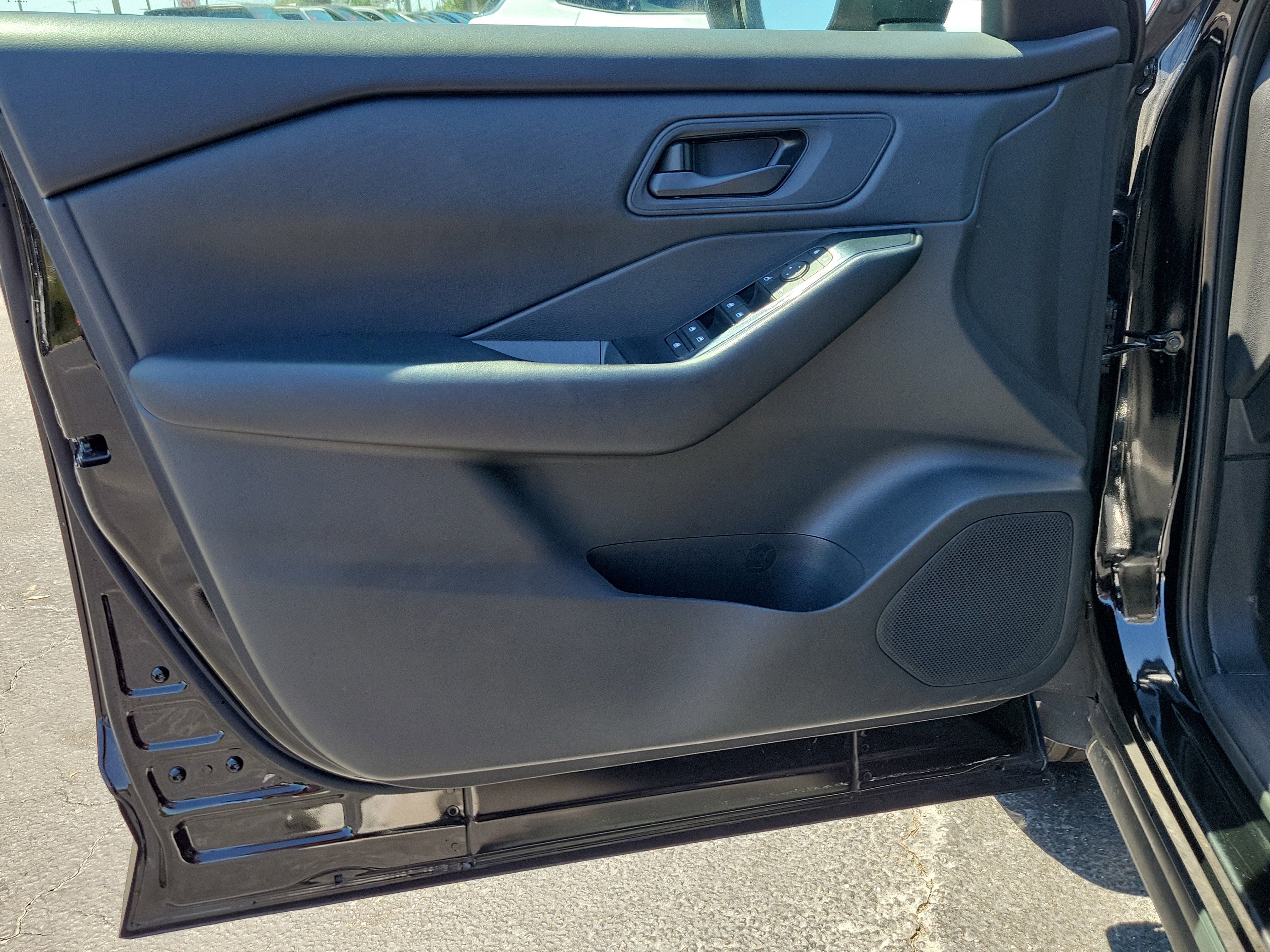 Used 2024 Nissan Rogue S FWD image 17