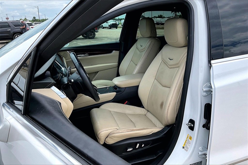 Used 2017 Cadillac XT5 Luxury w/ Driver Awareness Package image 18