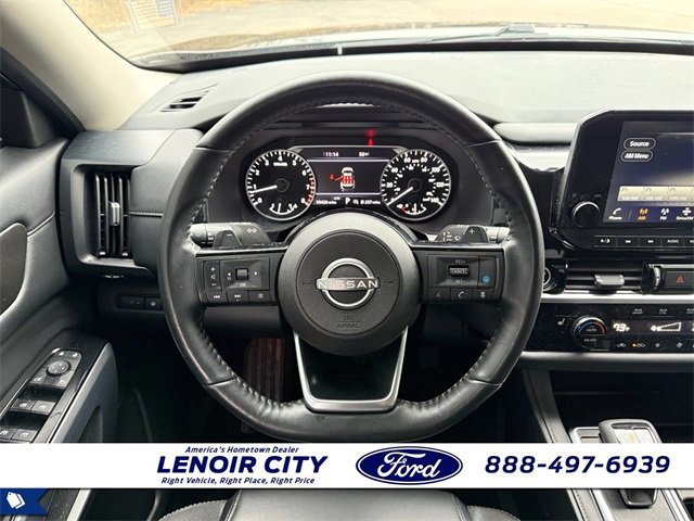 Used 2023 Nissan Pathfinder SL image 16