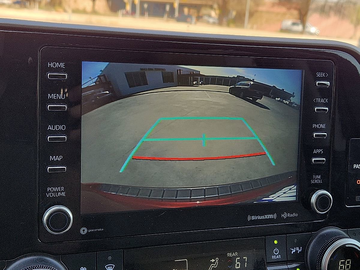 Used 2022 Toyota Highlander XLE AWD/4WD image 8