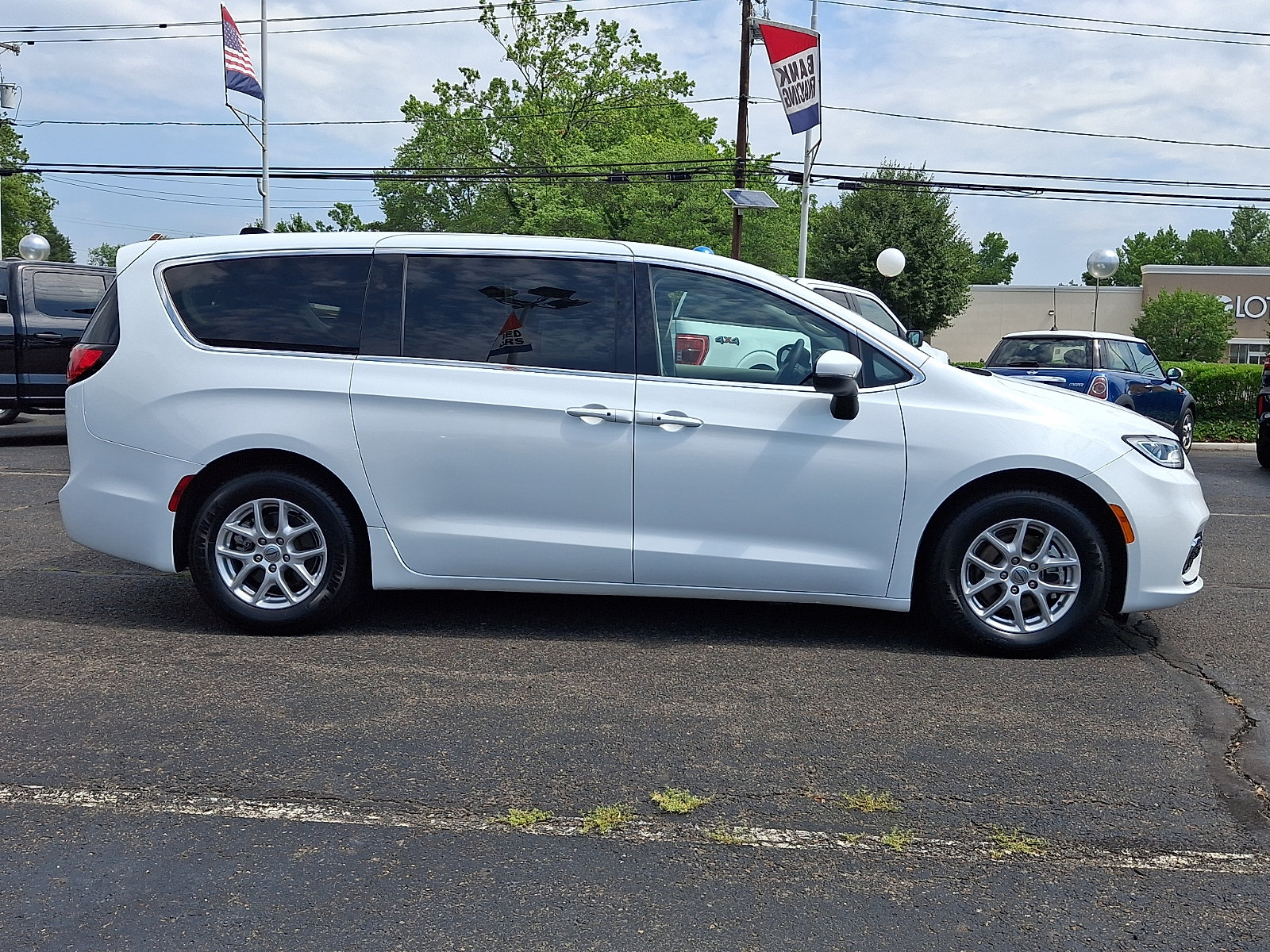 Used 2023 Chrysler Pacifica Touring-L FWD image 8
