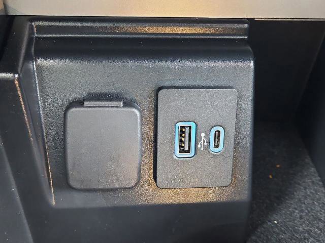 Certified 2022 Ford Explorer XLT w/ Equipment Group 202A image 15