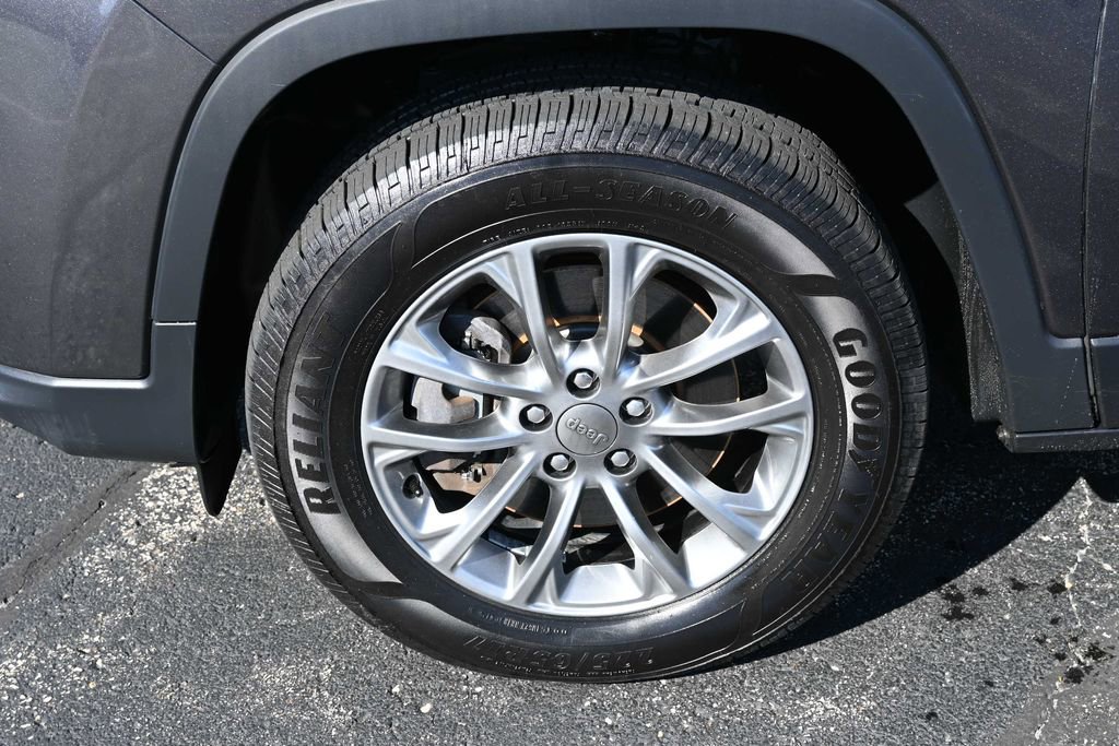 Used 2019 Jeep Cherokee Latitude Plus w/ Comfort/Convenience Group AWD/4WD image 14