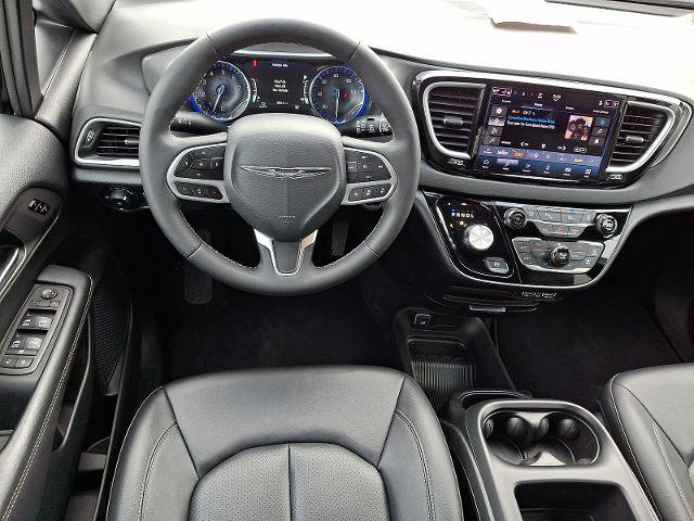 Used 2025 Chrysler Pacifica Select FWD image 12