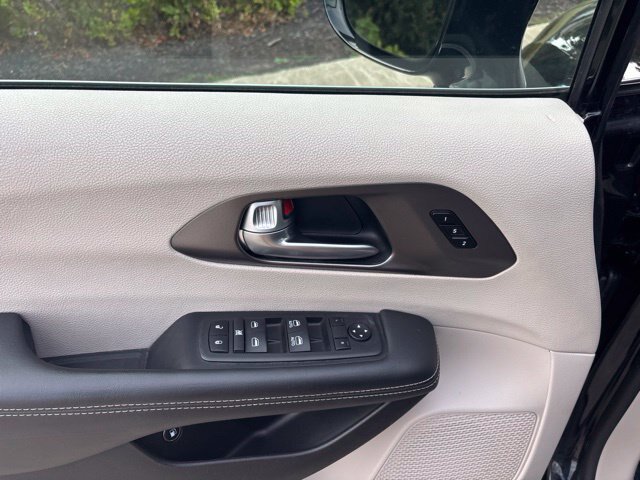 Used 2024 Chrysler Pacifica Limited FWD image 14