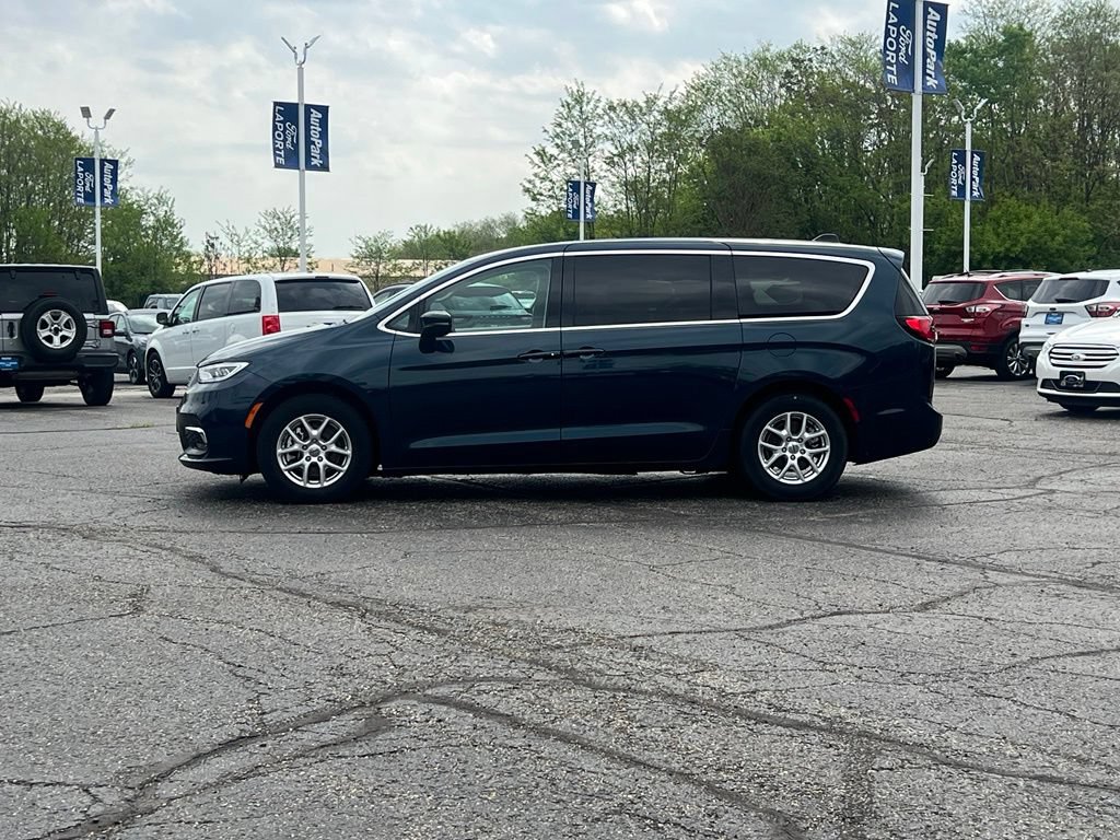 Used 2023 Chrysler Pacifica Touring-L FWD image 4