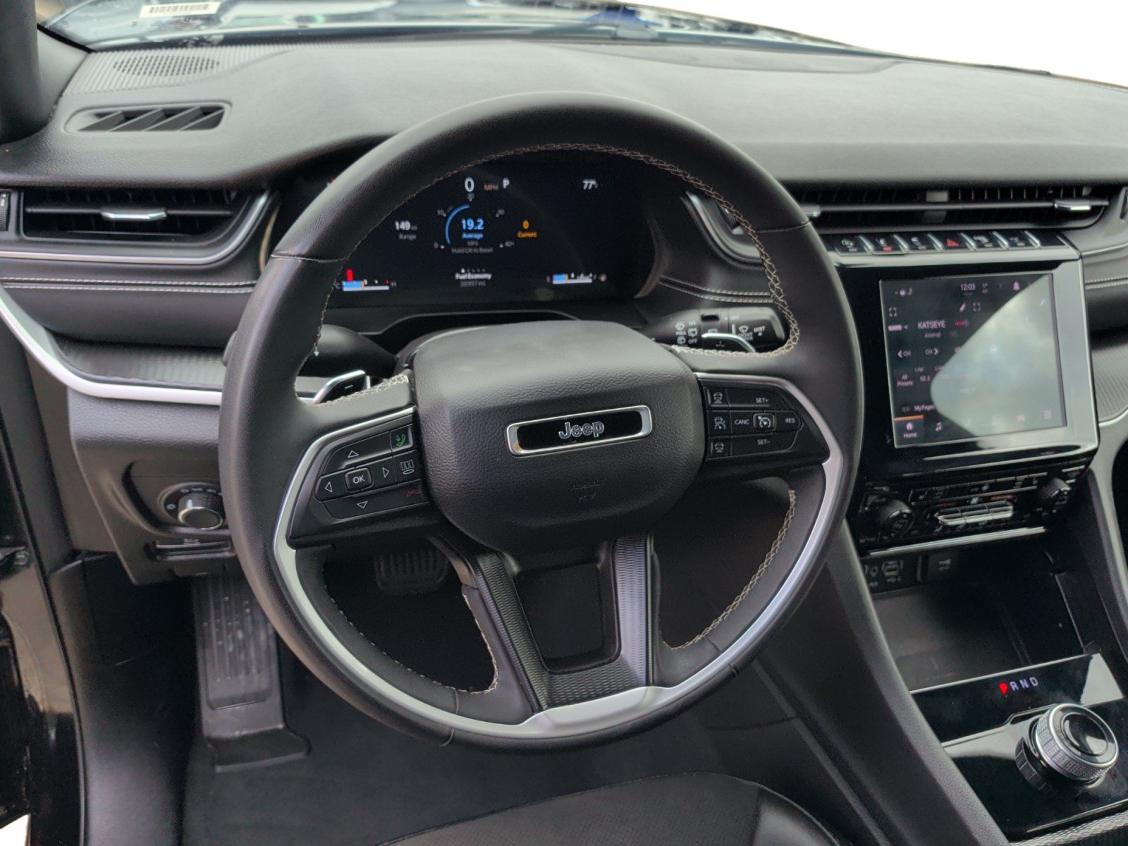 Used 2025 Jeep Grand Cherokee Altitude AWD/4WD image 13