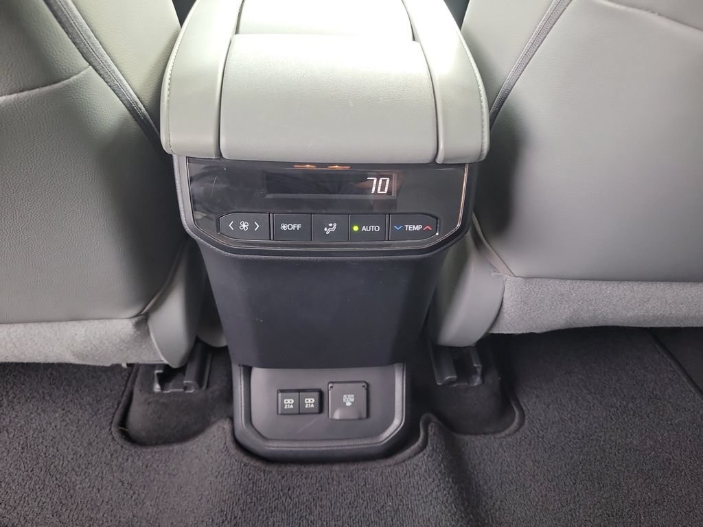 Used 2020 Toyota Highlander Limited FWD image 16