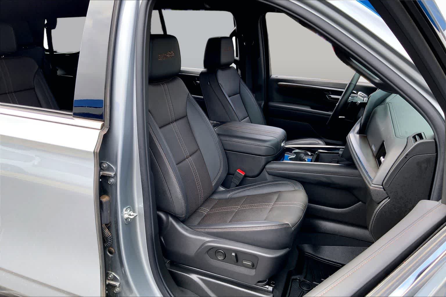 Used 2025 Chevrolet Tahoe High Country AWD/4WD image 16