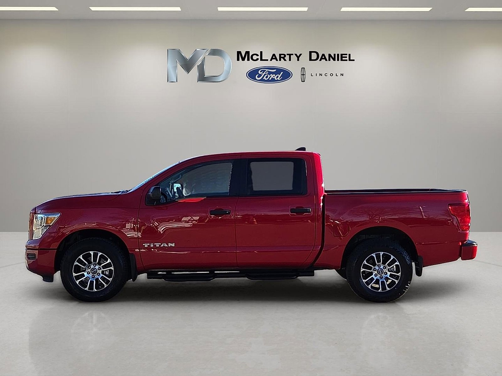 Used 2024 Nissan Titan SV image 3