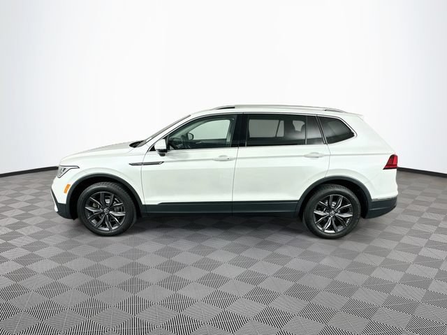 Used 2023 Volkswagen Tiguan SE w/ Panoramic Sunroof Package FWD image 8
