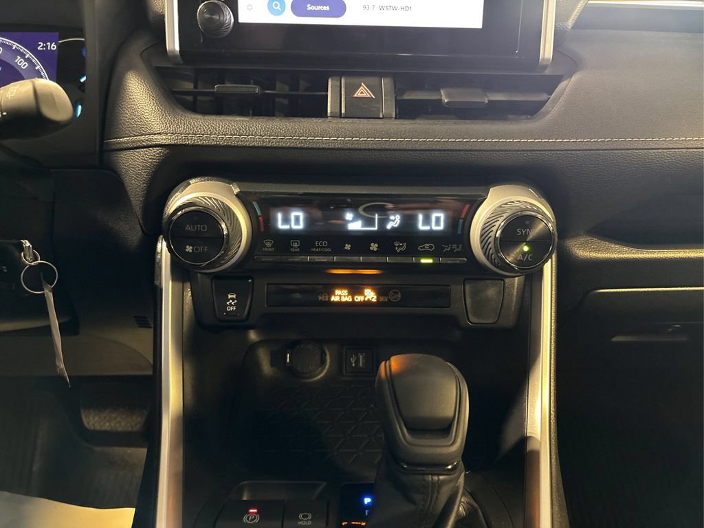 Used 2024 Toyota RAV4 LE AWD/4WD image 32
