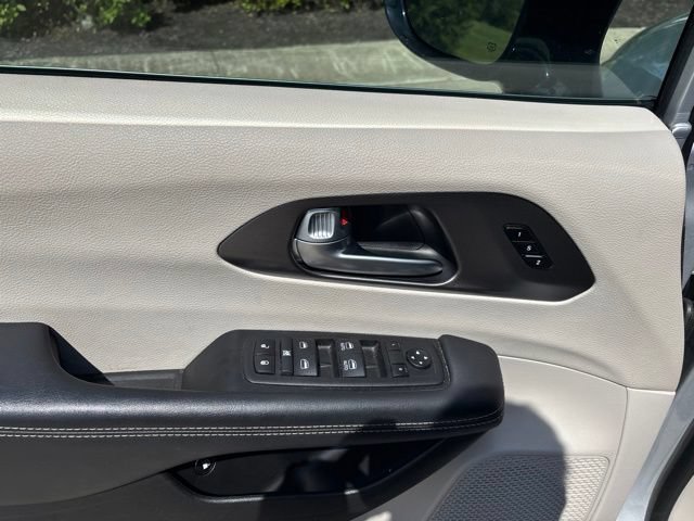 Used 2024 Chrysler Pacifica Limited FWD image 13