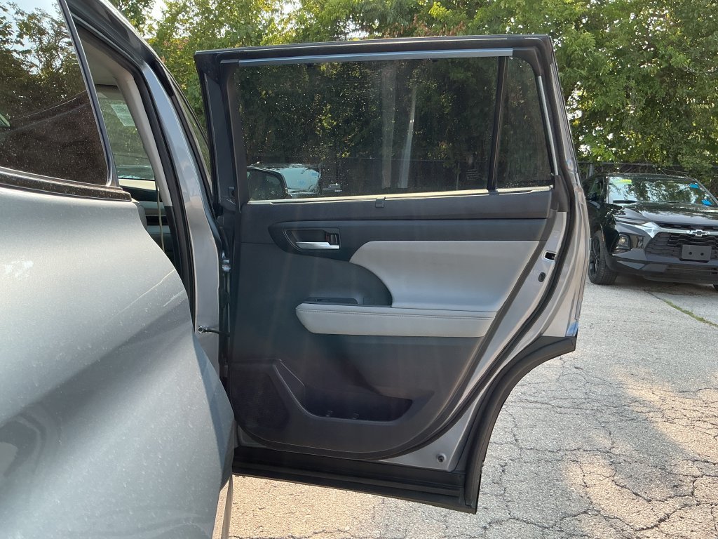 Used 2023 Toyota Highlander XLE FWD image 16