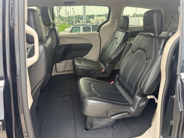 Used 2024 Chrysler Pacifica Touring-L FWD image 15