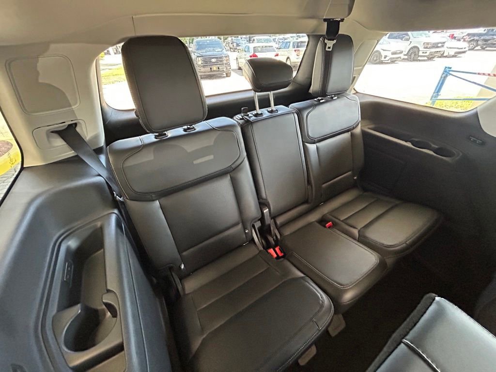 Certified 2025 Ford Expedition Platinum w/ Driver's Package AWD/4WD image 35