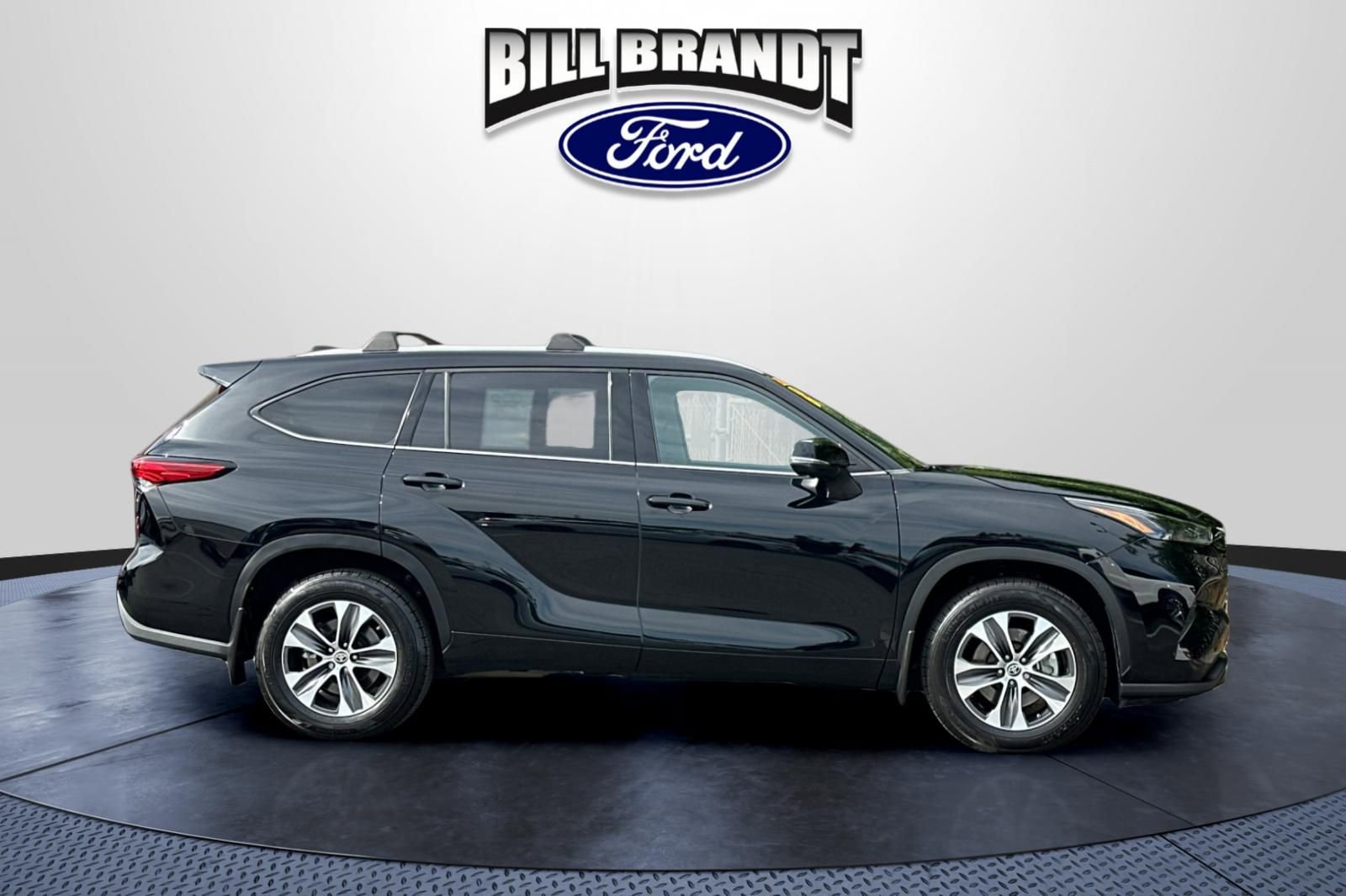 Used 2022 Toyota Highlander XLE AWD/4WD image 2