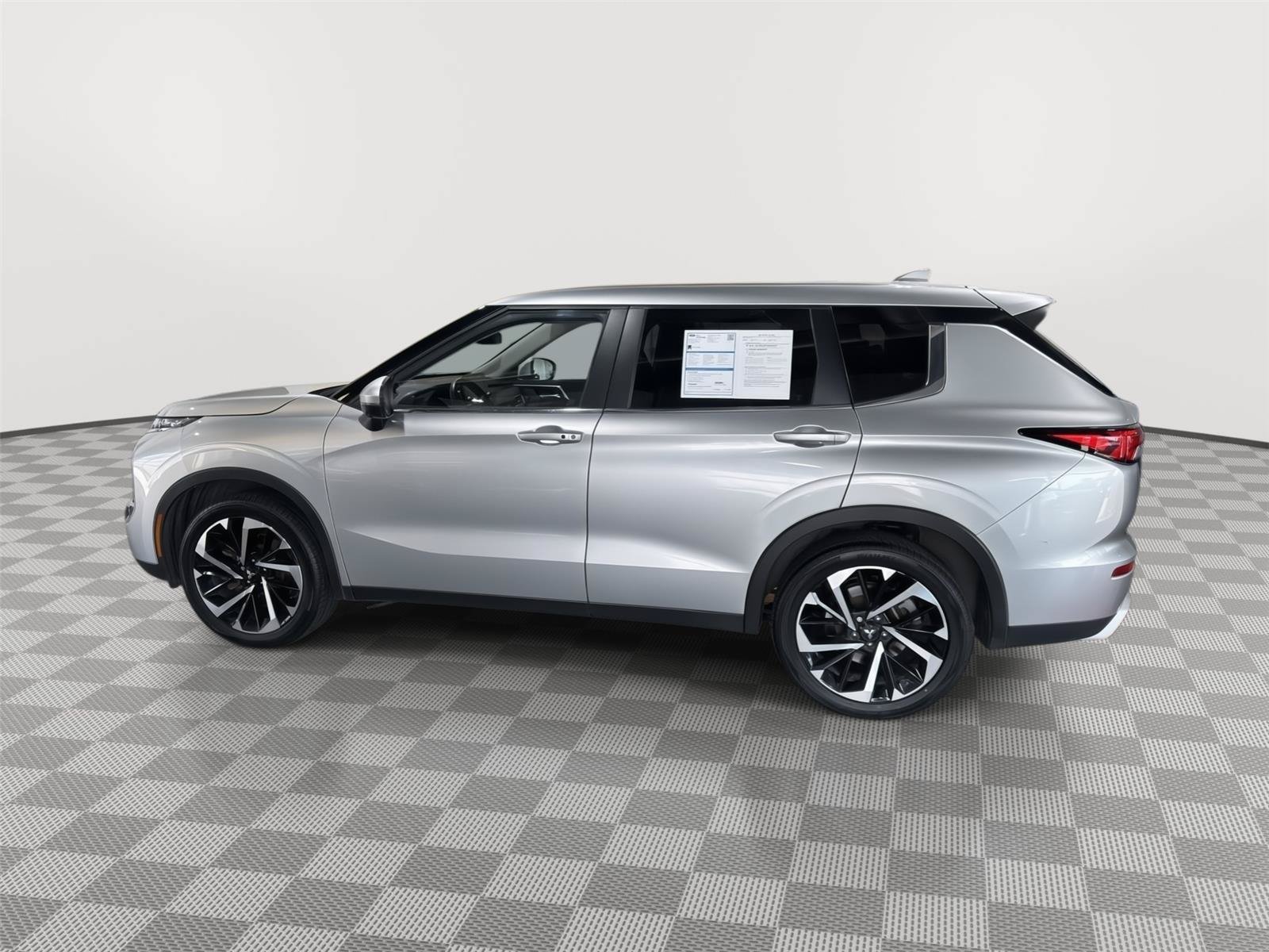 Used 2023 Mitsubishi Outlander SE FWD image 2