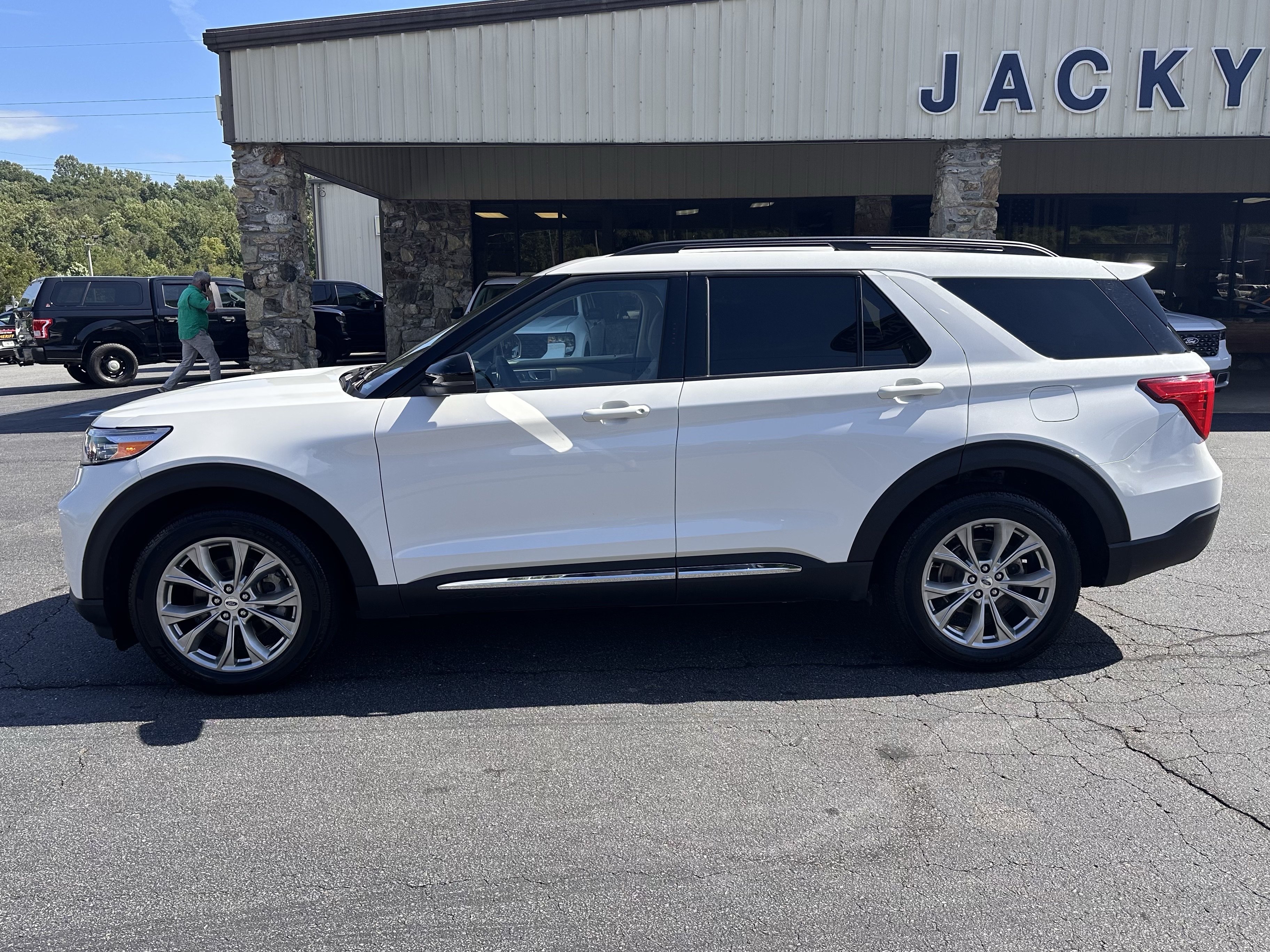 Certified 2023 Ford Explorer XLT w/ Equipment Group 202A AWD/4WD image 1