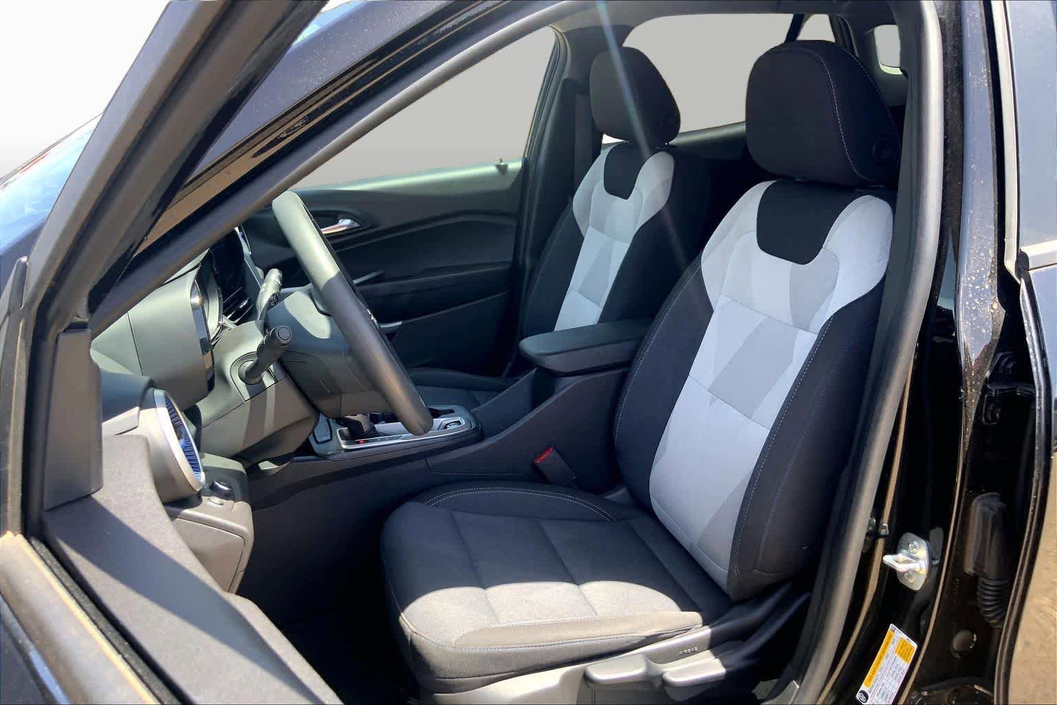 Used 2025 Chevrolet Trax LS FWD image 8