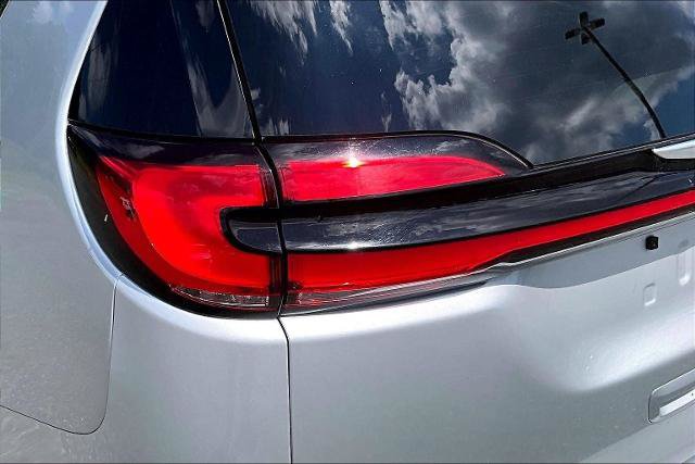 Used 2024 Chrysler Pacifica Touring-L FWD image 31
