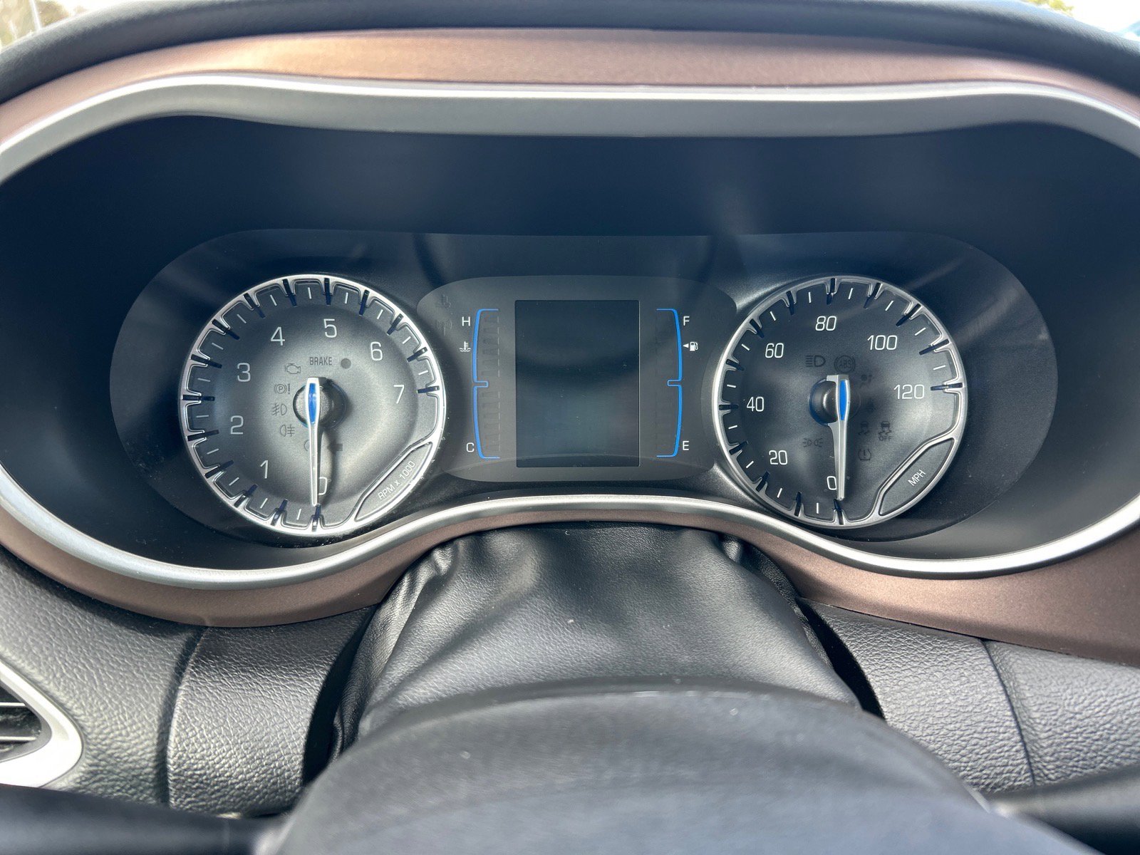 Used 2022 Chrysler Voyager LX image 28